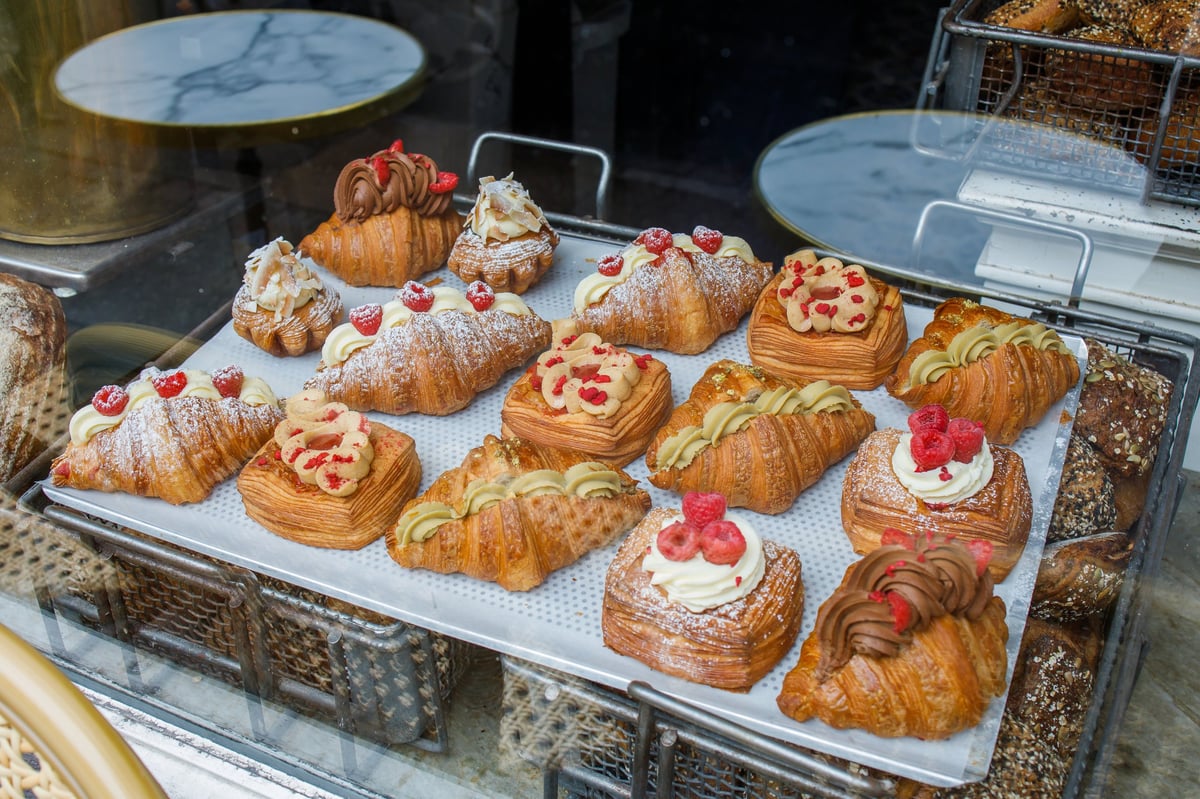 Postres y bollería casera en el mostrador