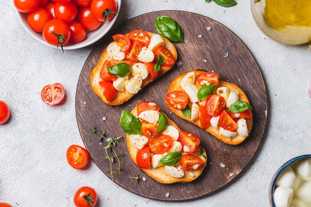 Tosta de tomate y anchoa en plato
