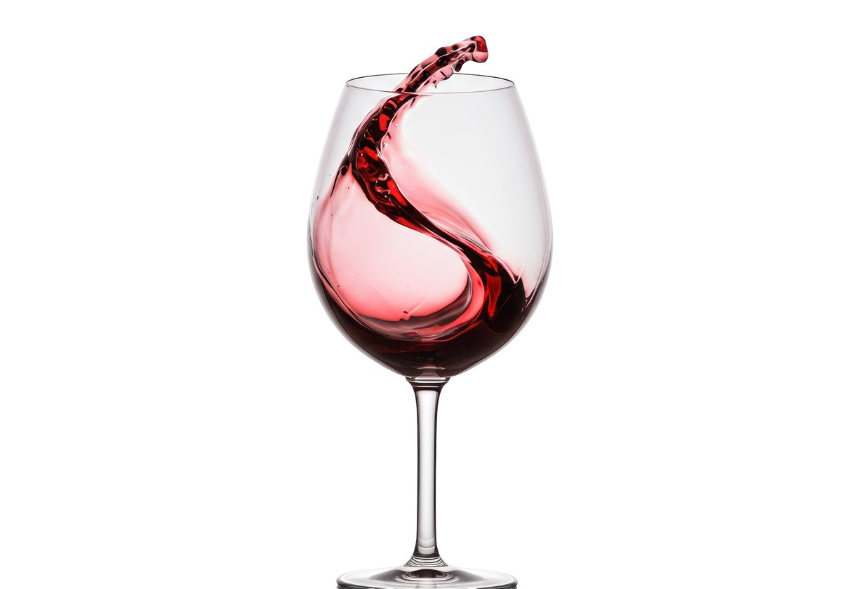 Copa de vino tinto sobre la barra