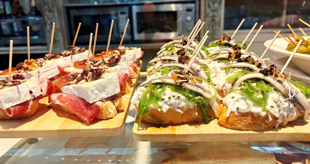 Gildas y pintxos de anchoa sobre la barra