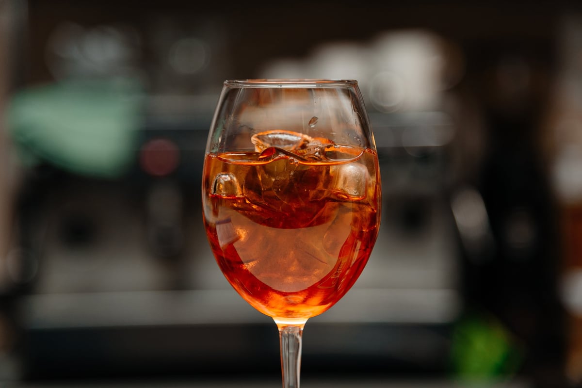Spritz naranja con botella de amargo