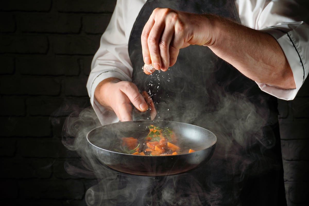 Cocina de CASA BRAVA en plena faena