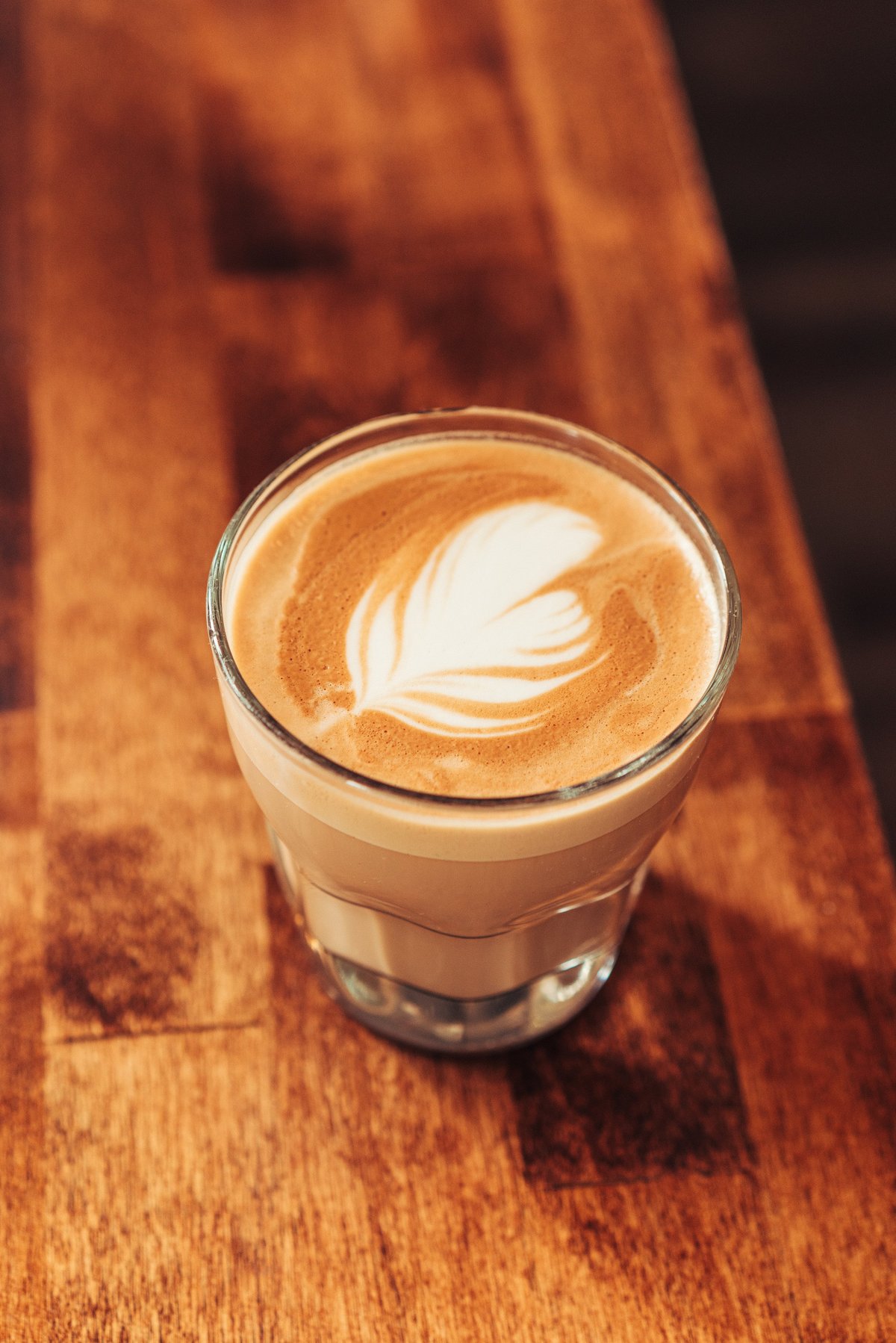 Flat white servido con cuidada técnica