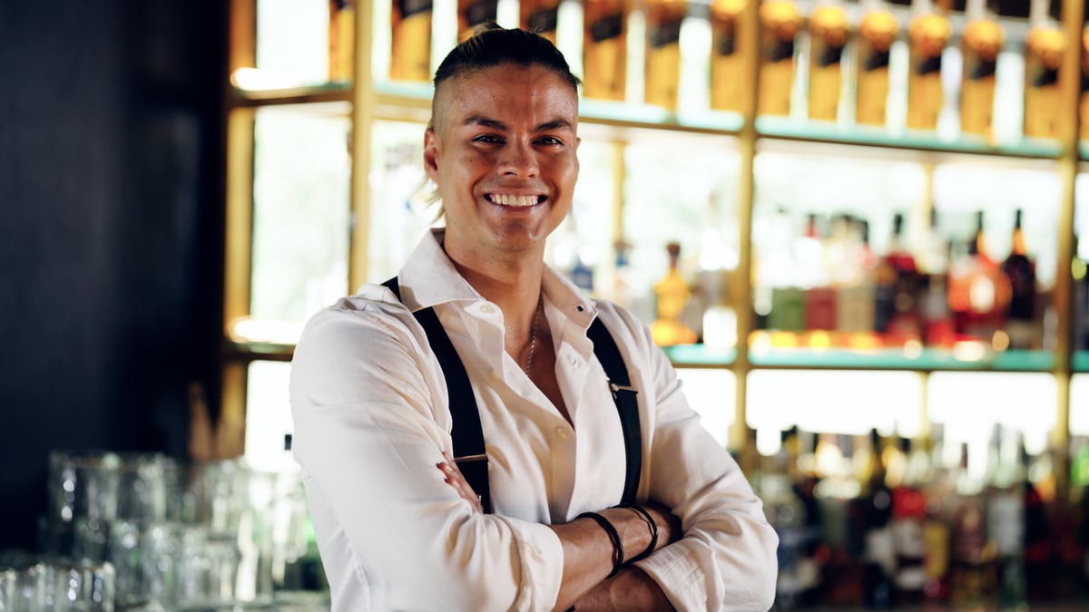 Iris Bautista, bartender