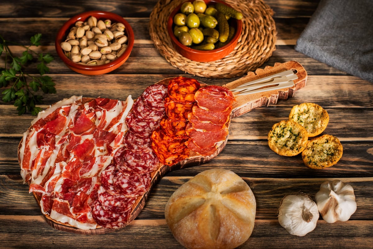 Tabla de aperitivos con aceitunas y pan