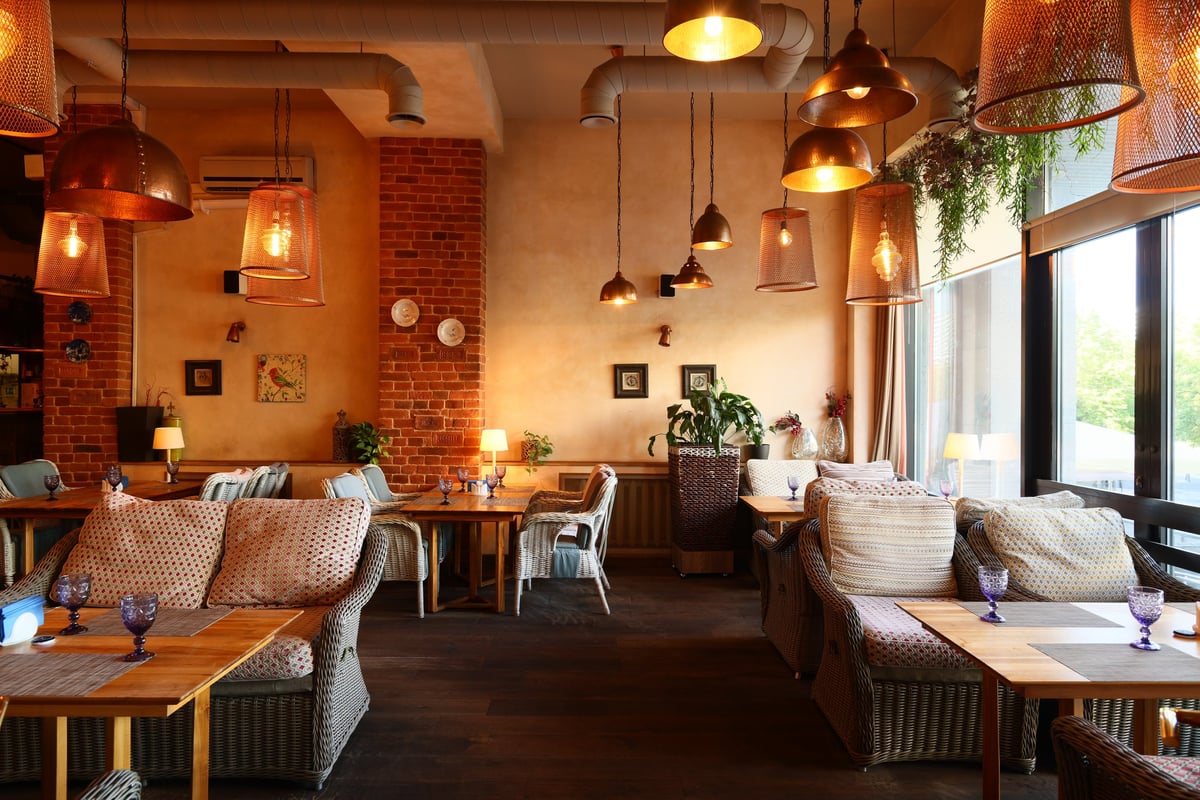 Interior del café con mesas y plantas