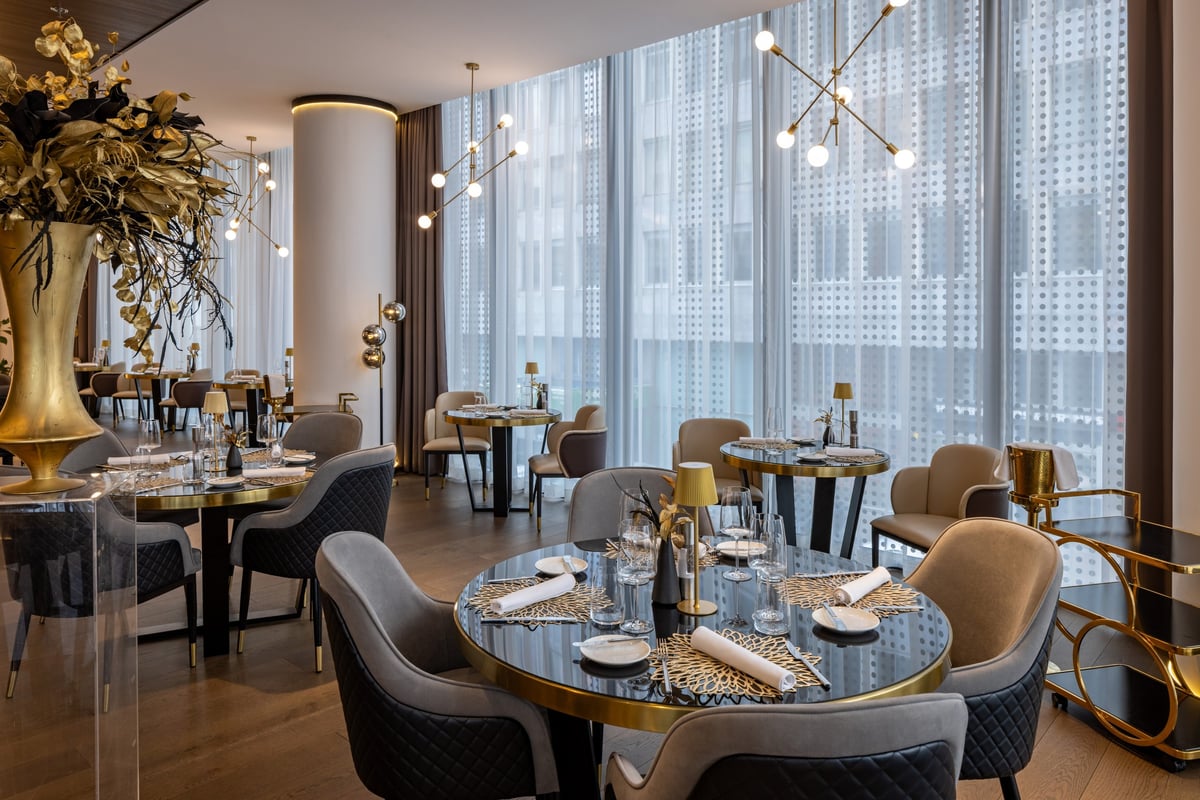 Interior de restaurante premium elegante que ilustra un soporte QR de estilo contemporáneo