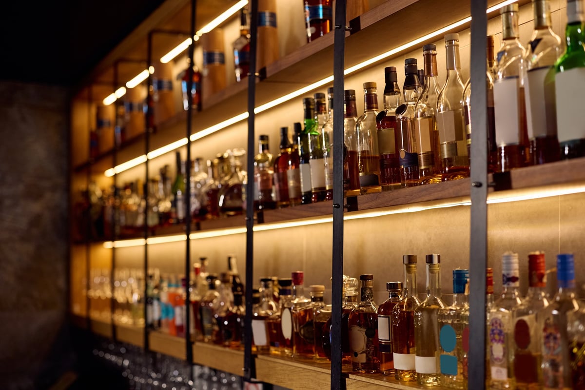 Botellas en la estantería de la barra