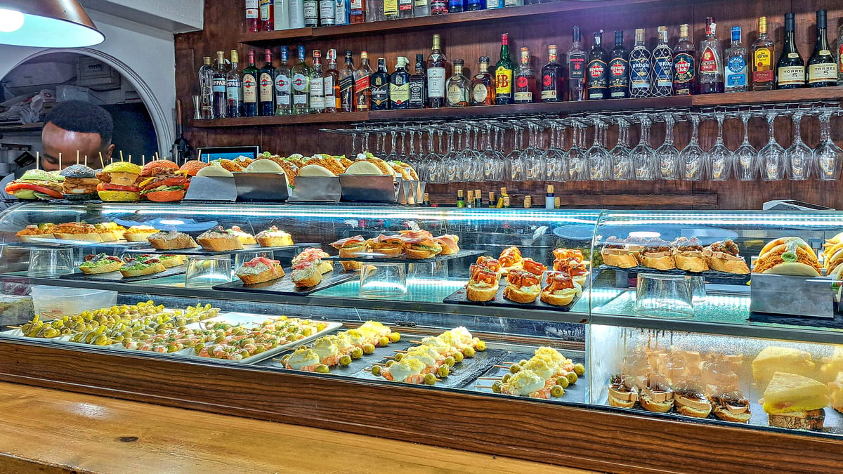 Barra contemporánea con botellas y aperitivos