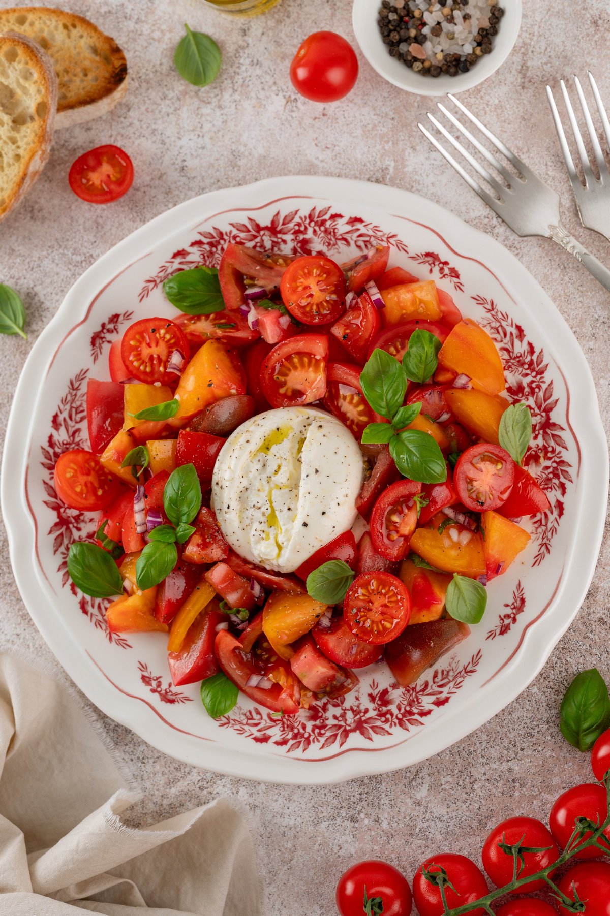 Burrata con tomate y albahaca