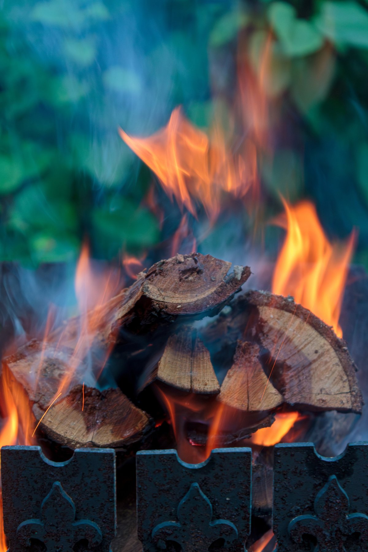 Fuego en la parrilla de la cocina