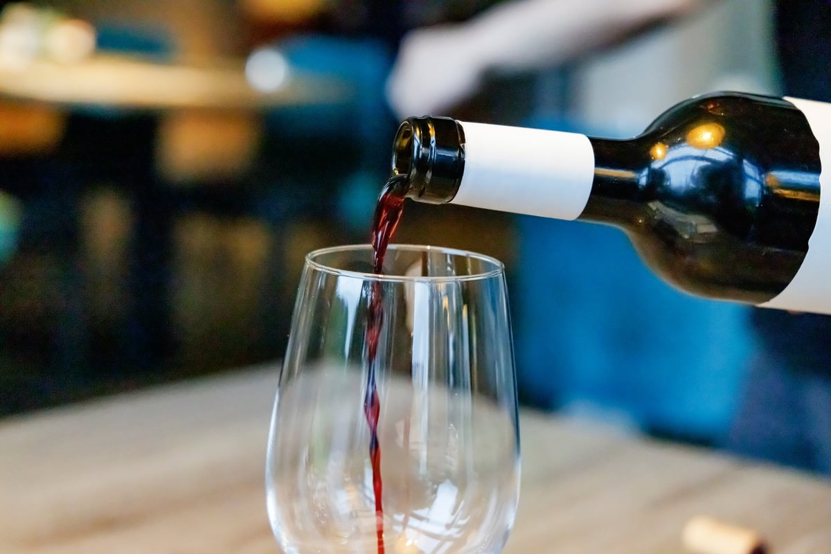 Vino tinto sirviéndose en una copa