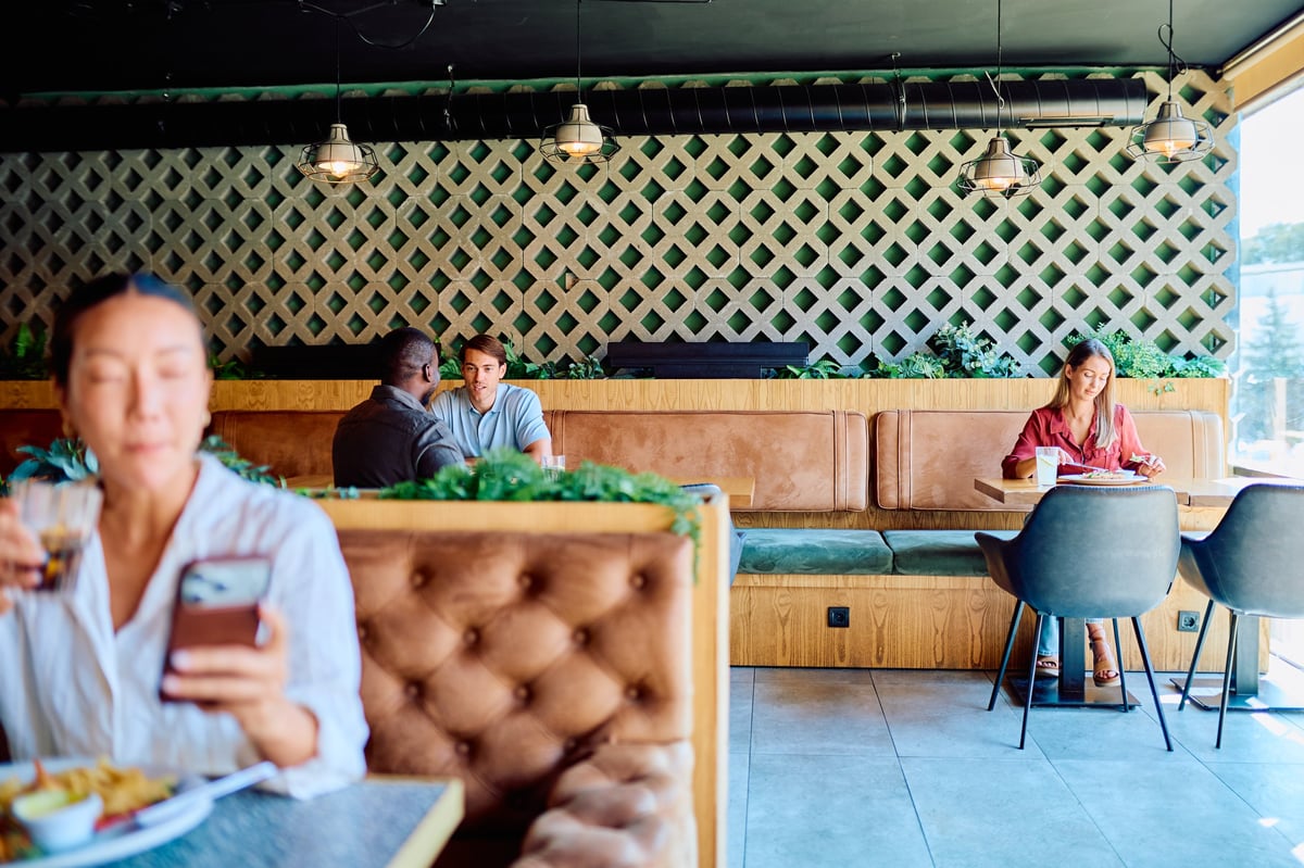 Comedor de CASA BRAVA con mesas y luz natural