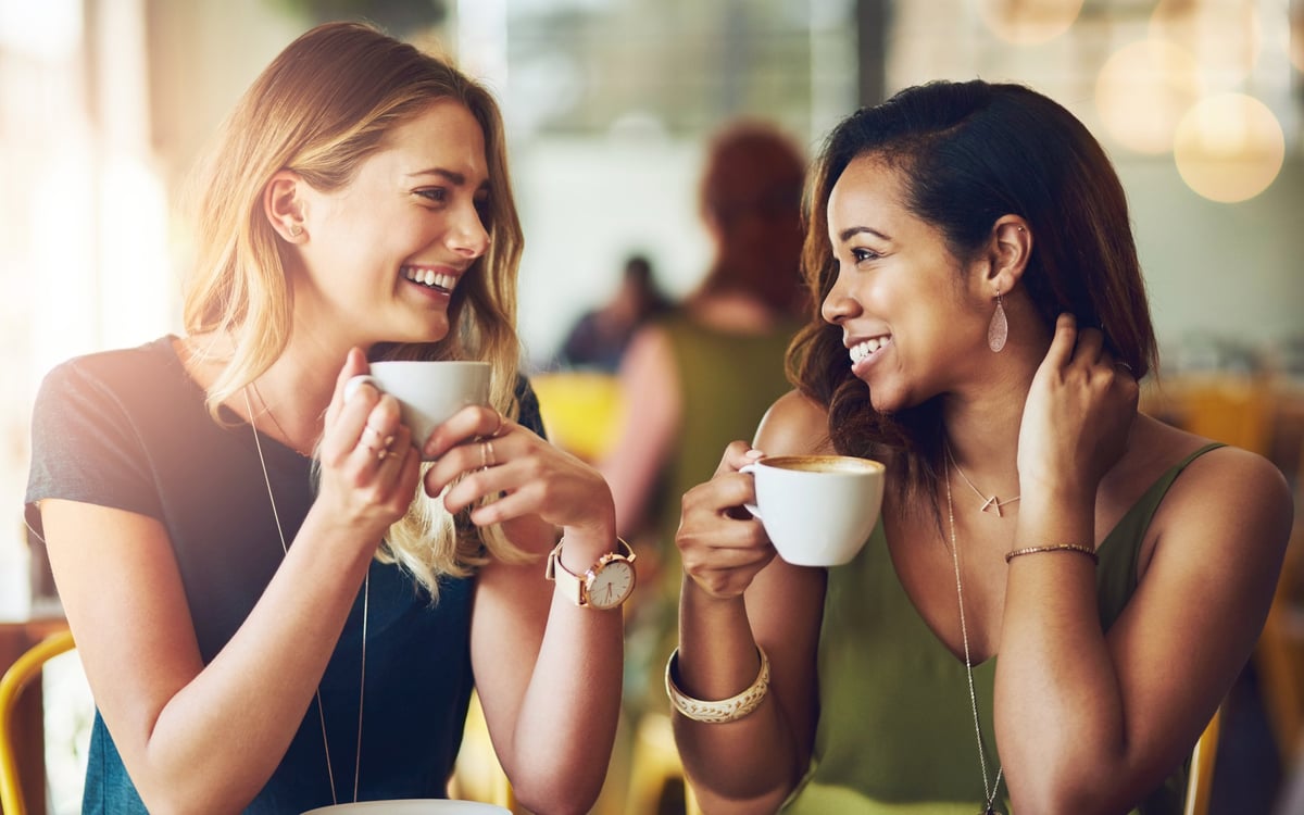 Cliente leyendo junto a un café