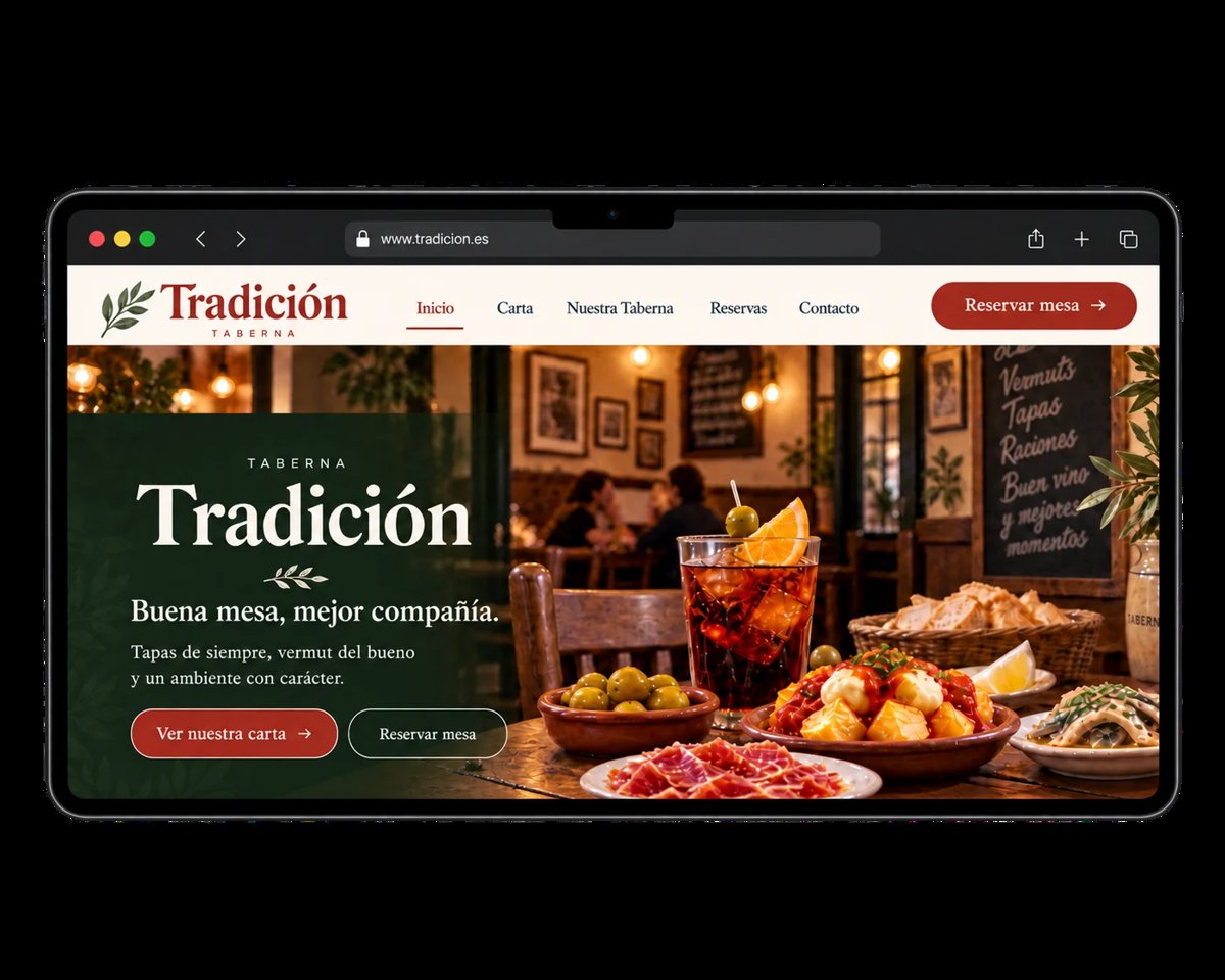 Página de inicio del sitio web de Taberna Tradición: tapas, vermut y embutidos sobre mesas de madera en un ambiente cálido